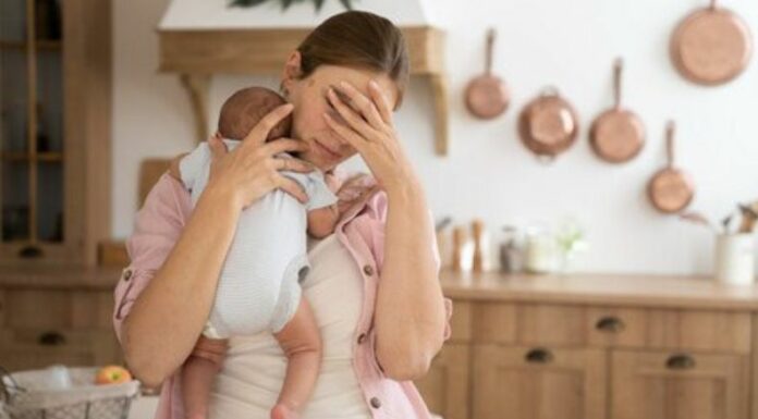 La presión social, estereotipos de “madre perfecta” y comparaciones, son factores que alimentan el síndrome del impostor en la maternidad.
