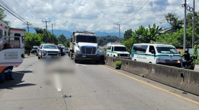 Un peatón y un motociclista fallecieron en un accidente de tránsito registrado en el bulevar Constitución, en San Salvador.