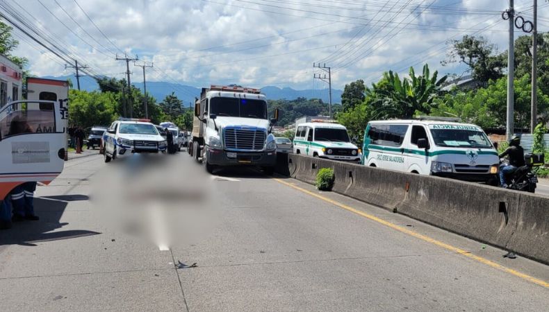 Un peatón y un motociclista fallecieron en un accidente de tránsito registrado en el bulevar Constitución, en San Salvador.
