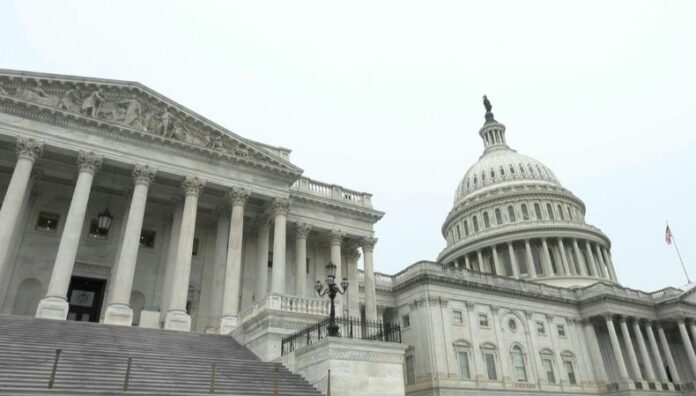 EE. UU. entra en parálisis presupuestaria y detiene servicios federales El gobierno de Estados Unidos entró en parálisis presupuestaria tras fracasar las negociaciones entre legisladores y el presidente Trump.