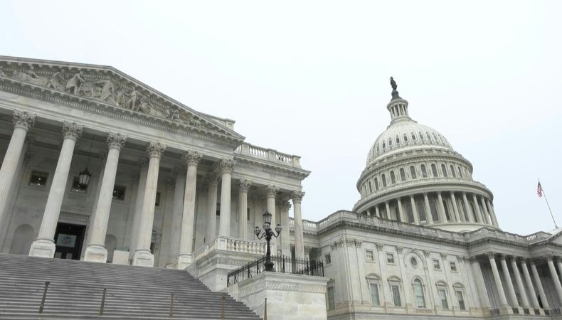 El gobierno de Estados Unidos entró en parálisis presupuestaria tras fracasar las negociaciones entre legisladores y el presidente Trump.