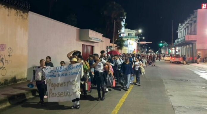 Una caravana de unos 1,500 migrantes de diversas nacionalidades partió hoy del sur de México rumbo a la capital para exigir papeles que les permitan regularizar su situación.