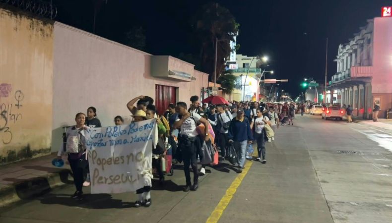 Una caravana de unos 1,500 migrantes de diversas nacionalidades partió hoy del sur de México rumbo a la capital para exigir papeles que les permitan regularizar su situación.