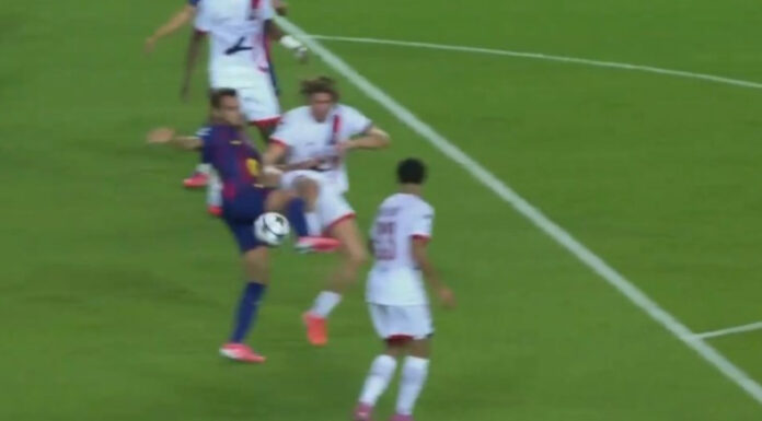 Sobre minuto 27, Eric García cayó dentro del área, luego de una posible infracción del defensa del PSG, el árbitro no sancionó penal.