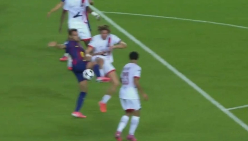 Sobre minuto 27, Eric García cayó dentro del área, luego de una posible infracción del defensa del PSG, el árbitro no sancionó penal.