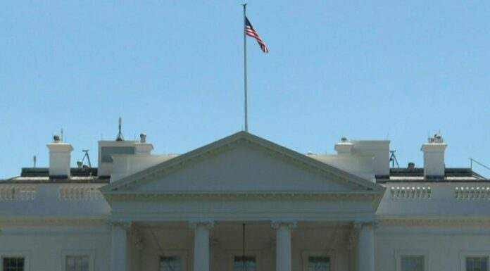 La Casa Blanca amenazó con despidos “inminentes” tras el cierre parcial a causa de desacuerdos sobre una extensión presupuestaria.