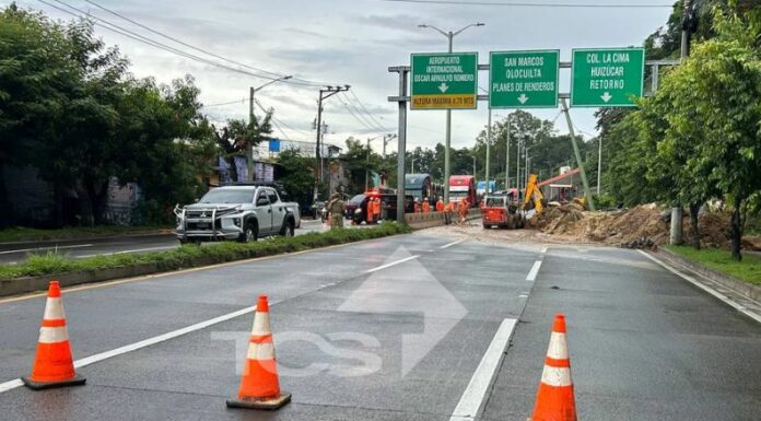 Las lluvias de las últimas horas han ocasionado serías afectaciones al tráfico, tras el colapso de un talud de grandes dimensiones en las cercanías del Paso del Jaguar, con sentido hacia San Salvador Sur.