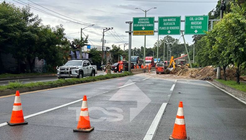 Las lluvias de las últimas horas han ocasionado serías afectaciones al tráfico, tras el colapso de un talud de grandes dimensiones en las cercanías del Paso del Jaguar, con sentido hacia San Salvador Sur.