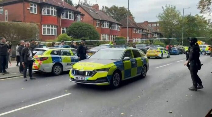 La policía informó que al menos dos personas murieron y otras tres resultaron heridas graves tras un ataque frente a una sinagoga en Mánchester.
