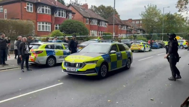 Ataque frente a sinagoga en Mánchester deja dos muertos y tres heridos graves La policía informó que al menos dos personas murieron y otras tres resultaron heridas graves tras un ataque frente a una sinagoga en Mánchester.
