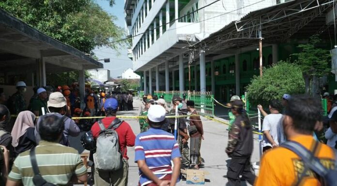 Casi 60 personas siguen atrapadas bajo los escombros de una escuela islámica en Indonesia que colapsó el lunes, según informaron los servicios de rescate.