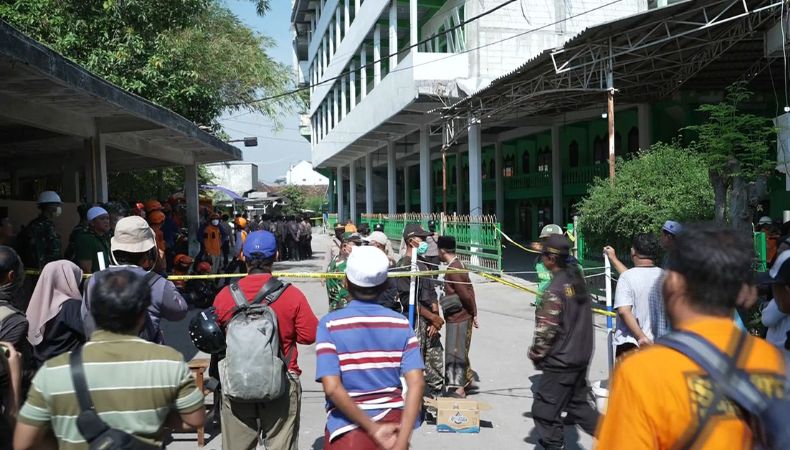 Casi 60 personas siguen atrapadas bajo los escombros de una escuela islámica en Indonesia que colapsó el lunes, según informaron los servicios de rescate.