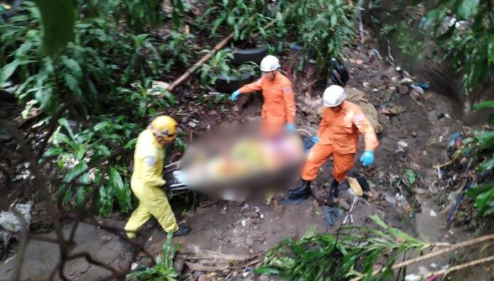 Muere una mujer tras caer de una altura de 10 metros en Mejicanos Una adulta mayor falleció tras caer de 10 metros de altura, el hecho ocurrió en la colonia San Miguel, distrito de Mejicanos, en San Salvador Centro.