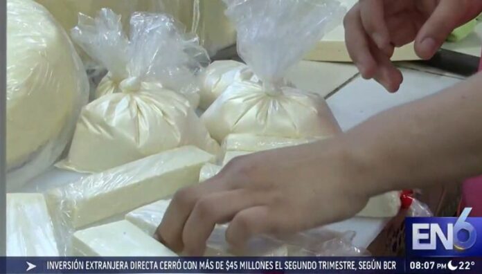 Comerciantes reportan aumento en precios de lácteos El aumento en el costo de la leche eleva los precios de quesos y genera incertidumbre entre los compradores habituales de lácteos.