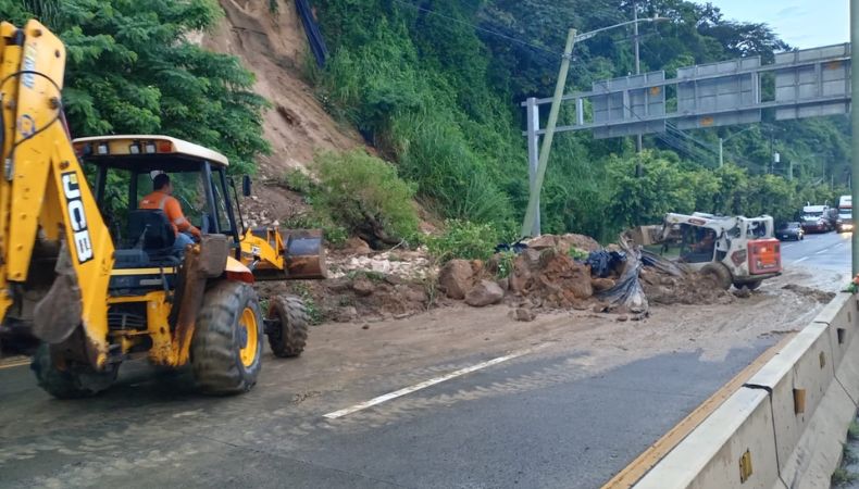 Las autoridades prevén que las obras de reparación tras el derrumbe en la carretera al Aeropuerto Internacional se extiendan por dos semanas.