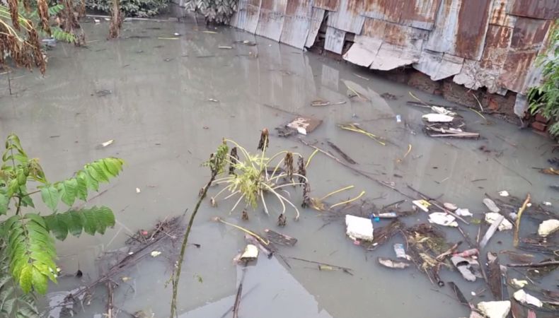 Los habitantes del condominio La Dalia, ubicado en San Salvador Centro, están siendo afectados por una bóveda obstruida que ha provocado inundaciones en varias viviendas.