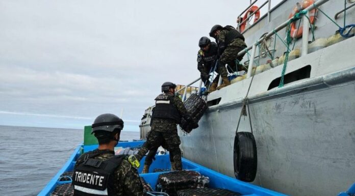 La embarcación con el cargamento de cocaína interceptada este jueves, fue ubicada a 1,150 millas náuticas (2,130 km) de las costas salvadoreñas.