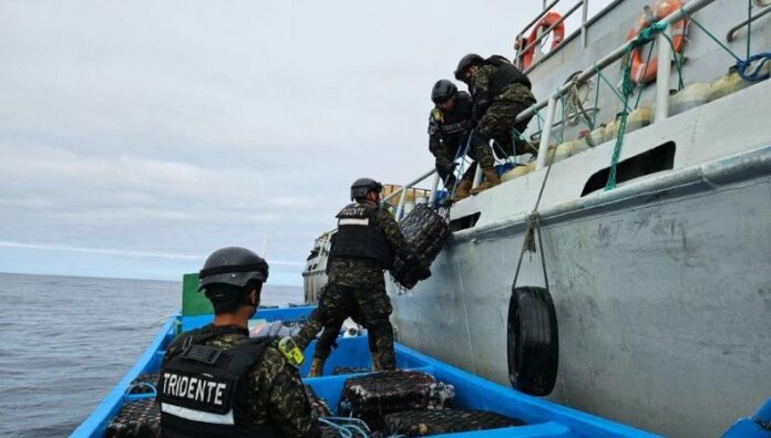 Marina Nacional intercepta embarcación con 1,795 kilos de cocaína La embarcación con el cargamento de cocaína interceptada este jueves, fue ubicada a 1,150 millas náuticas (2,130 km) de las costas salvadoreñas.