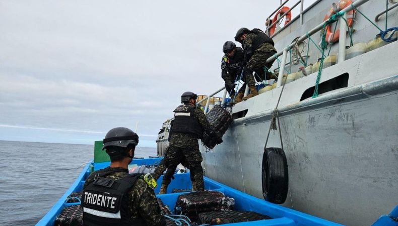La embarcación con el cargamento de cocaína interceptada este jueves, fue ubicada a 1,150 millas náuticas (2,130 km) de las costas salvadoreñas.