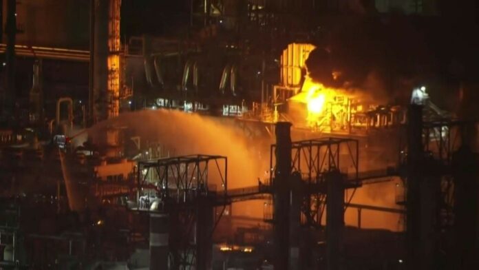 Cuatro personas lesionadas en accidente de tránsito en Ilopango Una columna de humo se elevó el jueves sobre la planta de Chevron en El Segundo, cerca del aeropuerto de Los Ángeles.