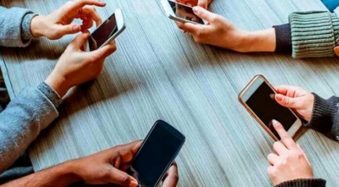 Especialistas alertan sobre los efectos emocionales y sociales en adolescentes por la hiperconexión digital, es decir, el uso excesivo de pantallas.