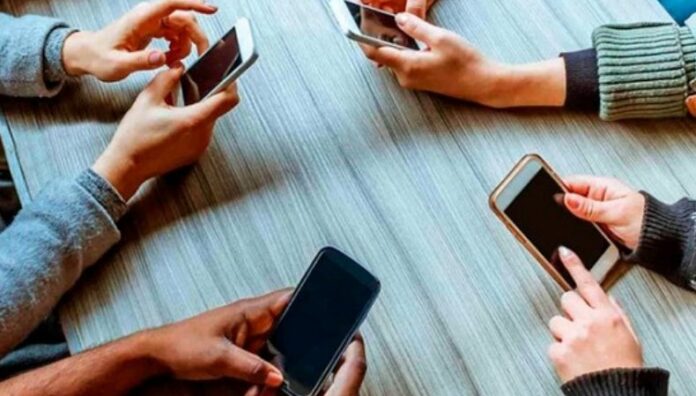 La hiperconexión digital en adolescentes, ¿avance tecnológico o riesgo silencioso? Especialistas alertan sobre los efectos emocionales y sociales en adolescentes por la hiperconexión digital, es decir, el uso excesivo de pantallas.