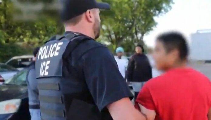 Deportaciones en EE. UU. enfrentan retrasos de hasta 90 días Miles de inmigrantes enfrentan traslados, audiencias y revisiones antes de una deportación inmediata en Estados Unidos.