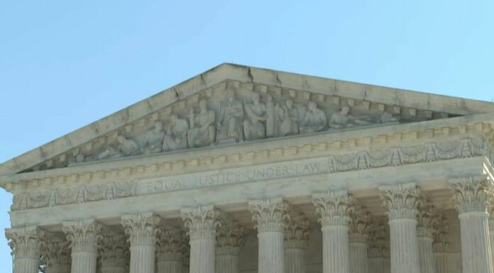 La Corte Suprema estadounidense volvió a autorizar al gobierno de Donald Trump a revocar el estatus de protección temporal que mantenía a unos 350,000 venezolanos a salvo de la expulsión.