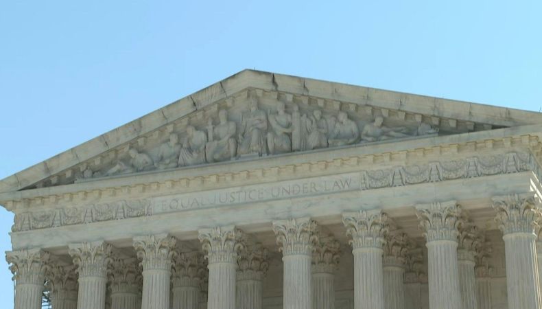 La Corte Suprema estadounidense volvió a autorizar al gobierno de Donald Trump a revocar el estatus de protección temporal que mantenía a unos 350,000 venezolanos a salvo de la expulsión.