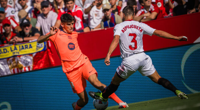 Barcelona cayó por goleada en su visita al Sevilla y el Real Madrid cerrará la jornada como el nuevo líder del campeonato español.