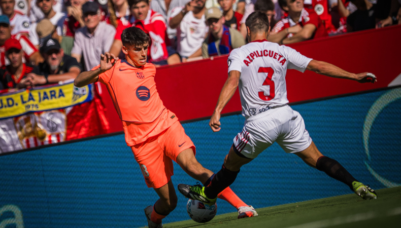 Barcelona cayó por goleada en su visita al Sevilla y el Real Madrid cerrará la jornada como el nuevo líder del campeonato español.