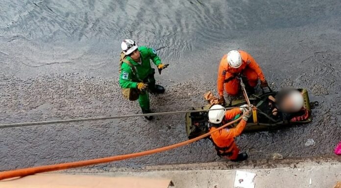 Un hombre fue rescatado tras caer a un barranco del río Acelhuate en San Salvador. Cruz Verde y Bomberos estabilizaron y trasladaron a la víctima a un centro médico.
