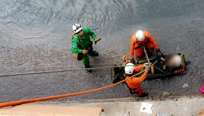 Rescatan a hombre que cayó a un barranco en el río Acelhuate, San Salvador Un hombre fue rescatado tras caer a un barranco del río Acelhuate en San Salvador. Cruz Verde y Bomberos estabilizaron y trasladaron a la víctima a un centro médico.
