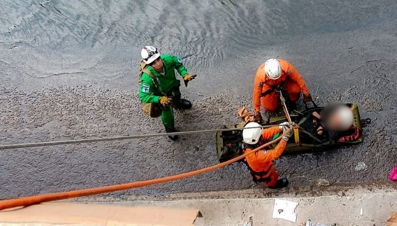 Un hombre fue rescatado tras caer a un barranco del río Acelhuate en San Salvador. Cruz Verde y Bomberos estabilizaron y trasladaron a la víctima a un centro médico.