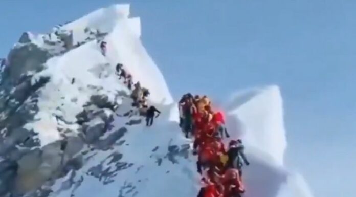 Al menos mil personas quedaron atrapadas en la zona oriental del Monte Everest luego de que ocurriera una tormenta de nieve.