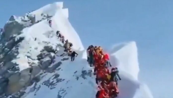 Al menos mil personas quedaron atrapadas en el Monte Everest Al menos mil personas quedaron atrapadas en la zona oriental del Monte Everest luego de que ocurriera una tormenta de nieve.