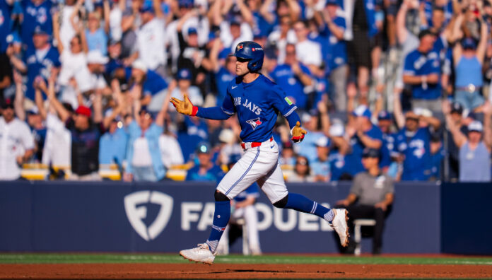Toronto Blue Jays derrotó a los New York Yankees Los Toronto Blue Jays vencieron a los Yankees de New York en el segundo encuentro de la Serie Divisional en los Playoffs 2025.