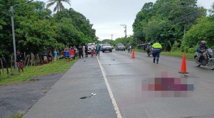 Un motociclista perdió la vida tras impactar con un vehículo particular en el km 72 de la carretera del Litoral, en el distrito de Tecoluca, San Vicente Sur.