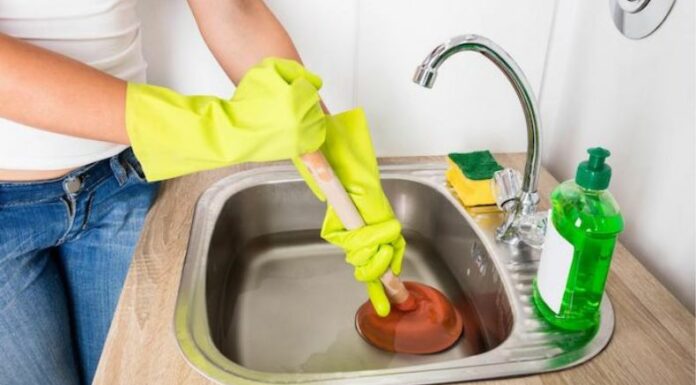 La limpieza y revisión anual de desagües, para evitar obstrucciones, pueden ahorrarle mucho dinero en reparaciones durante la temporada de lluvias.