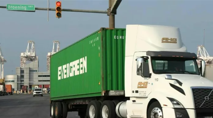 Donald Trump anunció un arancel del 25% a camiones importados por Estados Unidos, los cuales entrarán en vigor a partir del 1 de noviembre.