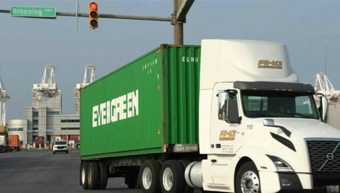 Trump impone arancel de 25% a camiones importados por EEUU Donald Trump anunció un arancel del 25% a camiones importados por Estados Unidos, los cuales entrarán en vigor a partir del 1 de noviembre.