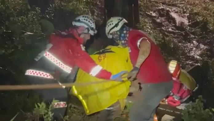 Dos adultos y una niña mueren tras deslizamiento de tierra en Costa Rica Las fuertes lluvias en Alajuela, Costa Rica, provocaron un deslizamiento de tierra que sepultó una vivienda.