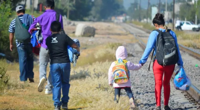 Alrededor de 2,000 niños migrantes siguen en custodia migratoria en Estados Unidos con procesos de deportación abiertos.