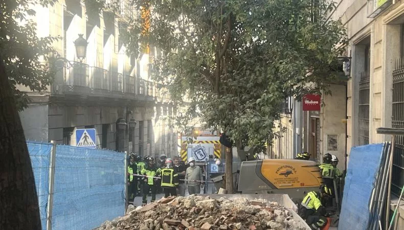 Autoridades de emergencia reportaron el colapso parcial de un edificio en el barrio de Ópera, una de las zonas más concurridas del centro de Madrid.
