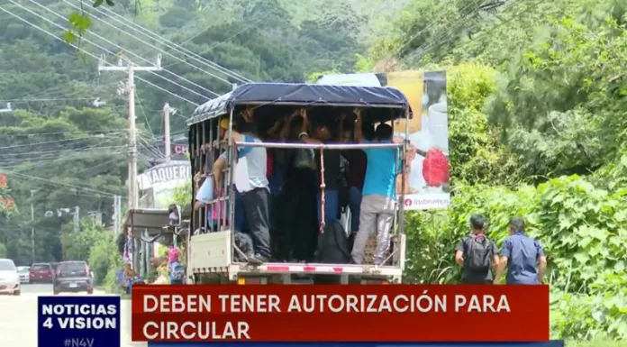 En varias zonas del país, subirse a un camión es la única forma de llegar al destino.