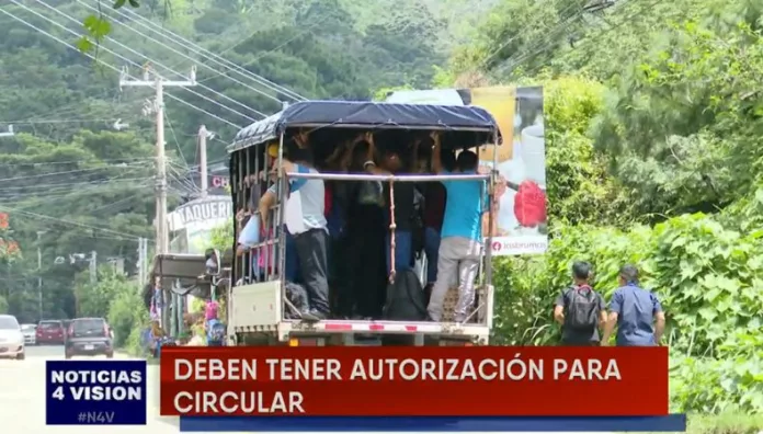 Riesgo sobre ruedas, la peligrosa realidad del transporte en pick-ups en El Salvador En varias zonas del país, subirse a un camión es la única forma de llegar al destino.