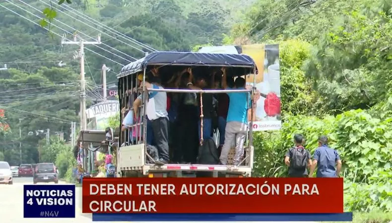 Riesgo sobre ruedas, la peligrosa realidad del transporte en pick-ups en El Salvador En varias zonas del país, subirse a un camión es la única forma de llegar al destino.
