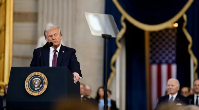 Donald Trump afirmó en Truth Social que el alcalde de Chicago y el gobernador de Illinois deberían ir a prisión por no proteger a agentes de ICE.