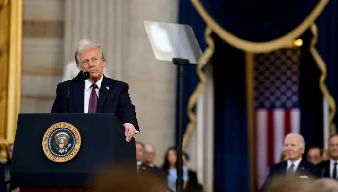 Alcalde de Chicago y el gobernador de Illinois deberían “estar en prisión”, afirma Trump Donald Trump afirmó en Truth Social que el alcalde de Chicago y el gobernador de Illinois deberían ir a prisión por no proteger a agentes de ICE.