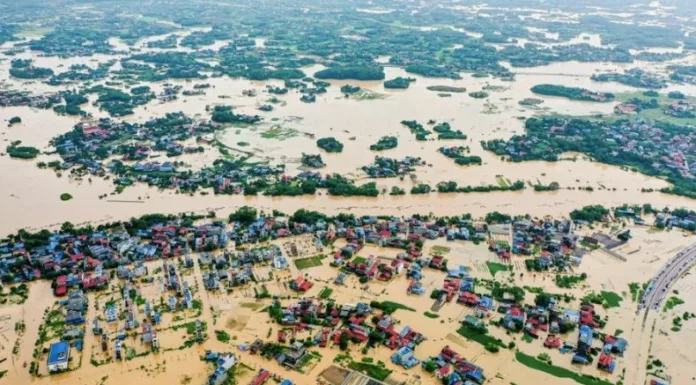 Inundaciones han cubierto calles y viviendas en Vietnam, dejando a decenas de miles de personas atrapadas y al menos ocho fallecidos.